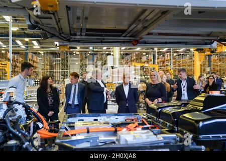 Der Bürgermeister von London, Sadiq Khan, besuchte bei einem Besuch der London Electric Vehicle Company in Coventry mit dem Bürgermeister der West Midlands, Andy Street, um zu sehen, wie Londons Investitionen in grüne Technologie Arbeitsplätze in ganz Großbritannien schaffen und die neue Londoner Strategie für die Infrastruktur von Elektrofahrzeugen fördern. Bilddatum: Freitag, 15. Oktober 2021. Stockfoto