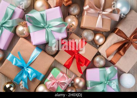 Weihnachtshintergrund mit Geschenkboxen und Weihnachtskugeln. Das Konzept von Weihnachten und Neujahr Draufsicht, horizontal. Stockfoto