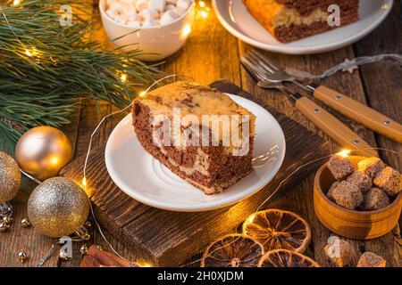 Pie auf festlichem Hintergrund mit Kiefernästen und einer brennenden Girlande. Das Konzept von Weihnachten und Neujahr. Seitenansicht, horizontal. Stockfoto