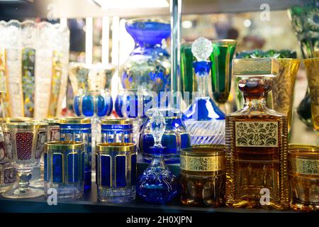 Böhmische Glasprodukte im Souvenirladen Stockfoto