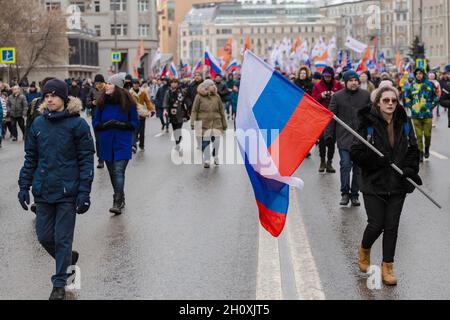 Moskau, Russland. Februar 2019. Ein Protestler sah während des marsches eine russische Flagge schwenken.Tausende von Menschen marschierten in Moskau zum Gedenken an den Oppositionsführer Boris Nemzow, der am 27. Februar 2015 ermordet wurde. Neben den traditionellen liberalen Aktivisten dieser Aktion nahmen Libertäre, Nationalisten und die Bewegung „Dekommunisierung“ von Dmitri Enteo an der demonstration Teil. (Foto von Mihail Siergiejevicz/SOPA IMAG/Sipa USA) Quelle: SIPA USA/Alamy Live News Stockfoto