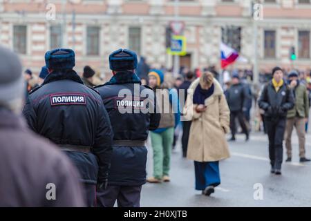 Moskau, Russland. Februar 2019. Polizeibeamte beobachten die Menge der Demonstranten.Tausende von Menschen marschierten in Moskau zum Gedenken an den Oppositionsführer Boris Nemzow, der am 27. Februar 2015 ermordet wurde. Neben den traditionellen liberalen Aktivisten dieser Aktion nahmen Libertäre, Nationalisten und die Bewegung „Dekommunisierung“ von Dmitri Enteo an dem marsch Teil. (Bild: © Mihail Siergiejevicz/SOPA Images via ZUMA Press Wire) Stockfoto