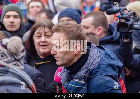 Moskau, Russland. Februar 2019. Der russische Oppositionsführer Alexej Nawalny versucht während des marsches aus der Menge zu kommen.Tausende von Menschen marschierten in Moskau zum Gedenken an den Oppositionsführer Boris Nemzow, der am 27. Februar 2015 ermordet wurde. Neben den traditionellen liberalen Aktivisten für diese Aktion nahmen Libertäre, Nationalisten und die Bewegung „Dekommunisierung“ von Dmitri Enteo an der demonstration Teil. (Foto von Mihail Siergiejevicz/SOPA IMAG/Sipa USA) Quelle: SIPA USA/Alamy Live News Stockfoto