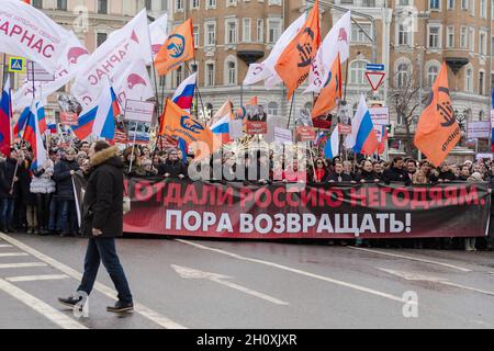 Moskau, Russland. Februar 2019. Die Demonstranten halten ein Transparent mit der Aufschrift: „Wir haben Russland den Schurken gegeben. Es ist an der Zeit, zurückzukehren.“ während des marsches marschierten Tausende von Menschen in Moskau zum Gedenken an den Oppositionsführer Boris Nemzow, der am 27. Februar 2015 ermordet wurde. Neben den traditionellen liberalen Aktivisten dieser Aktion nahmen Libertäre, Nationalisten und die Bewegung „Dekommunisierung“ von Dmitri Enteo an der demonstration Teil. (Foto von Mihail Siergiejevicz/SOPA IMAG/Sipa USA) Quelle: SIPA USA/Alamy Live News Stockfoto