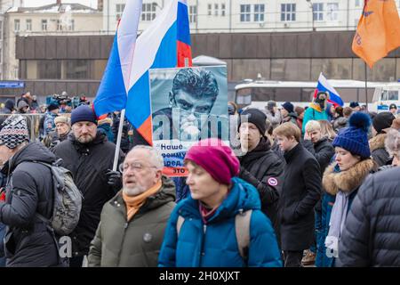 Moskau, Russland. Februar 2019. Ein Demonstranten hält während des marsches ein Plakat mit Boris Nemzow.Tausende von Menschen marschierten in Moskau zum Gedenken an den Oppositionsführer Boris Nemzow, der am 27. Februar 2015 ermordet wurde. Neben den traditionellen liberalen Aktivisten dieser Aktion nahmen Libertäre, Nationalisten und die Bewegung „Dekommunisierung“ von Dmitri Enteo an der demonstration Teil. (Foto von Mihail Siergiejevicz/SOPA IMAG/Sipa USA) Quelle: SIPA USA/Alamy Live News Stockfoto