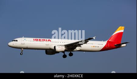 Flugzeug Iberia Airline landet auf der Start- und Landebahn in einem Flughafen El Prat in Barcelona Stockfoto
