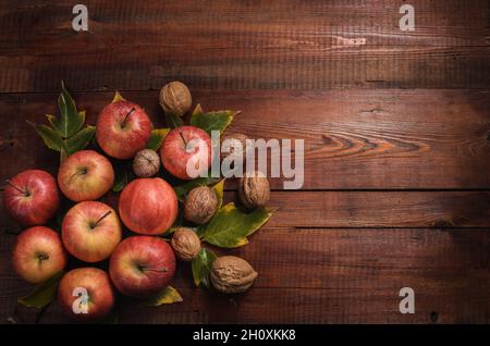 Äpfel auf dunklem Holzhintergrund im rustikalen Stil Stockfoto