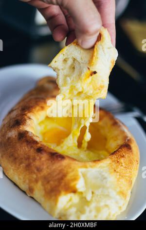 Georgische Küche gebackener Käse und Eierteig Gericht - Adjarian khachapuri Stockfoto