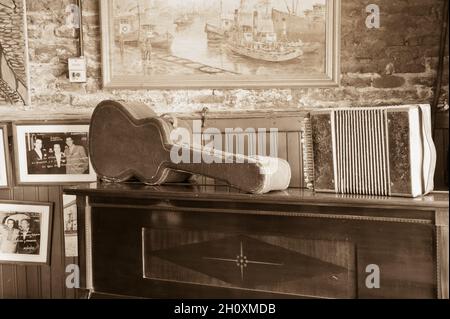 Gitarrenkoffer und Bandoneon, El Caminito, La Boca District, Buenos Aires, Argentinien Gitarrenkasten und Bandoneon, El Caminito, La Boca Viertel, Buenos A Stockfoto
