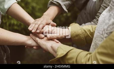 Viele Hände gestapelt als ein Zweisamkeit- und Motivationskonzept Stockfoto