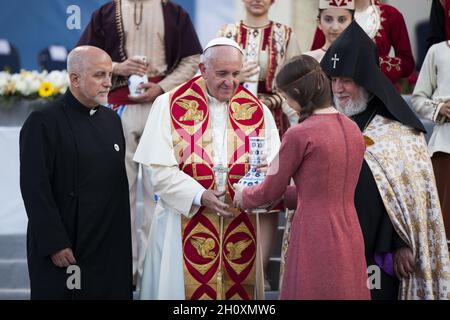 JEREWAN, ARMENIEN - 26. Dezember 2018: Die apostolische Reise von Papst Franziskus nach Armenien. Papst Franziskus, auf dem Platz der Republik, Jerewan. Stockfoto