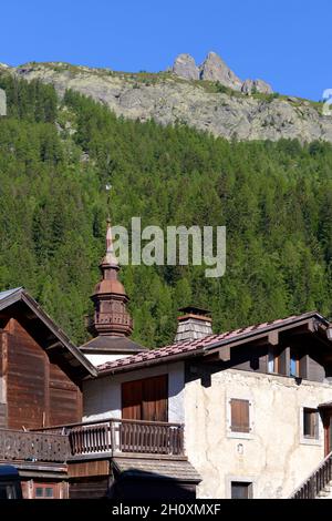 Dorf Argentiere mit dem Glockenturm der Kirche Saint Pierre. Argentiere ist ein malerisches Ski-, Alpin- und Bergsteigerdorf Frankreich Stockfoto