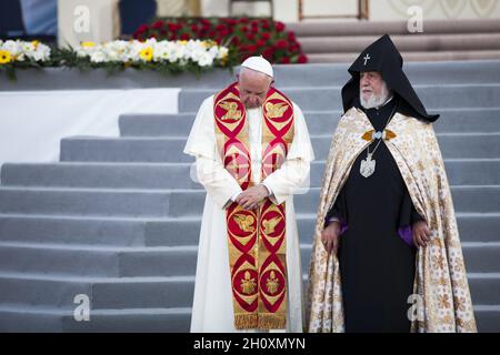 JEREWAN, ARMENIEN - 26. Dezember 2018: Die apostolische Reise von Papst Franziskus nach Armenien. Papst Franziskus, auf dem Platz der Republik, Jerewan. Stockfoto