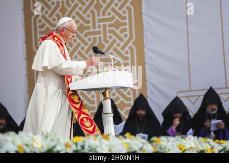 JEREWAN, ARMENIEN - 26. Dezember 2018: Die apostolische Reise von Papst Franziskus nach Armenien. Papst Franziskus, auf dem Platz der Republik, Jerewan. Stockfoto