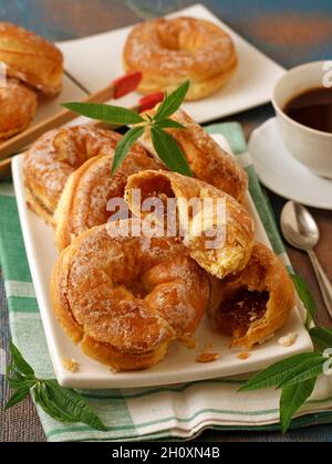 Blätterteig-Donuts gefüllt mit Kürbismarmelade. Stockfoto