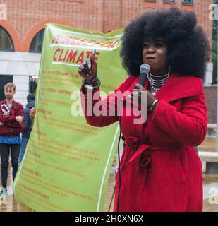 London, England, Großbritannien. Oktober 2021. Jubilee for Climate Banner Drop und Africans Rising UK starten auf dem Pamernoster Square neben der St. Pauls Cathedral. Eine Koalition aus Organisationen wie Extinction Rebellion, Jubilee Debt Campaign, Global Justice Now, XRISN, Global Majority VS BLM Leeds, United for Black Lives, hat sich zusammengeschlossen, um den Jahrestag der Attentat auf Thomas Sakara, den ehemaligen Präsidenten von Burkina Faso und den 10. Jahrestag von Occupy London zu gedenken. Kredit: Denise Laura Baker/Alamy Live Nachrichten Gutschrift: Denise Laura Baker/Alamy Live Nachrichten Stockfoto