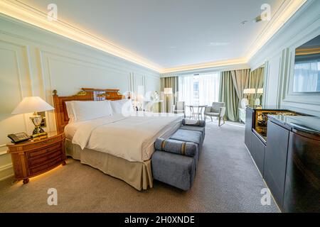 Größeres Deluxe-Gästezimmer im Ritz Carlton Moscow Hotel, Russland Stockfoto