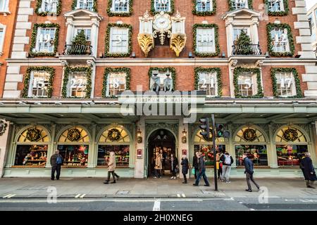 Fortnum & Mason, London. Der Eingang und die façade zum exklusiven Kaufhaus in Piccadilly, das zu Weihnachten mit einem Adventskalender dekoriert ist Stockfoto