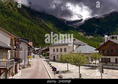 Argentiere Dorf mit großen Wolken bedrohen in den Bergen. Argentière ist ein malerisches Ski-, Alpin- und Bergsteigerdorf Frankreich Stockfoto