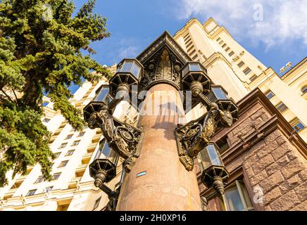 Massive Straßenlaterne, stalinistischer Klassizismus im sowjetischen Stil, Kotelnicheskaya Embankment Building Complex, stalinistischer sozialistischer Klassizismus, Moskau, Russland Stockfoto