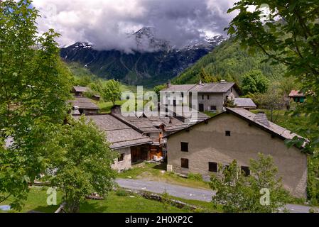 Argentiere Dorf mit grauen Wolken in den Bergen. Argentière ist ein malerisches Ski-, Alpin- und Bergsteigerdorf in den französischen Alpen Stockfoto