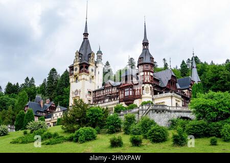 Schönes Neorenaissance-Gebäude der Burg Peles (Castelul Peles) in der Nähe des Bucegi-Gebirges (Muntii Bucegi) an einem bewölkten Sommertag in der Stadt Sinaia Stockfoto