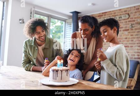 Junge feiert Geburtstag mit der Familie Stockfoto