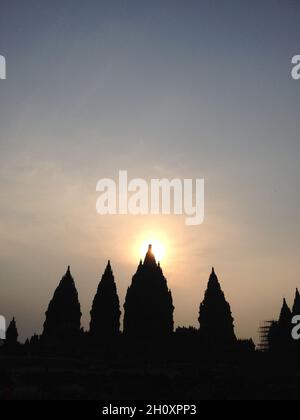 Silhouette des alten Prambanan-Tempelkomplexes bei Sonnenuntergang in Yogyakarta, Indonesien. Blauer und oranger Himmel Sonnenuntergang Hintergrund. Keine Personen. Stockfoto