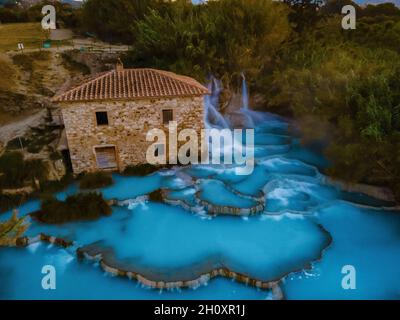 Toscane Italien, Naturheilbad mit Wasserfällen und heißen Quellen in den Saturnia Thermalbädern, Grosseto, Toskana, Italien Luftaufnahme auf den natürlichen Thermalwasserfällen Paar im Urlaub in Saturnia Toscany Stockfoto