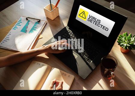 Warnmeldung „Virus entdeckt“ auf dem Bildschirm. Sicherheitsverletzung im Internet. Datenschutz Internet- und Technologiekonzept. Stockfoto