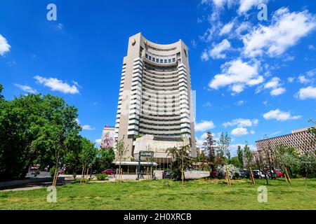 Bukarest, Rumänien - 6. Mai 2021: Hohes Gebäude des InterContinental Hotels in der Nähe des Universitätsplatzes (Piata Universitatii) an einem sonnigen Frühlingstag Stockfoto