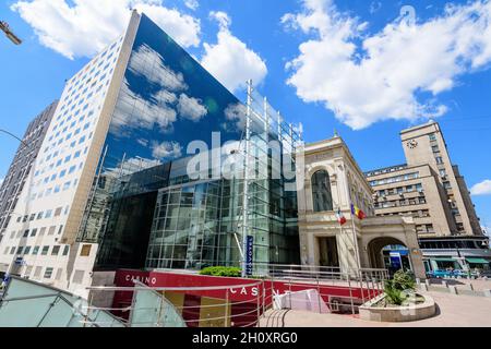 Bukarest, Rumänien - 6. Mai 2021: Modernes Gebäude des Novotel City Centre Hotels an der Calea Victoriei (Victoriei Avenue) an einem sonnigen Frühlingstag Stockfoto