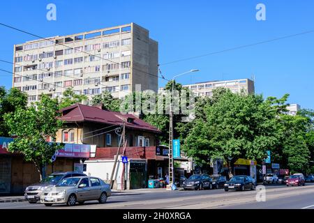 Bukarest, Rumänien - 5. Juni 2021: Alte Wohnblock in der Nähe von Basarabiei Boulevard (Bulevardul Basarabia) in der Nähe von Piata Muncii (Muncii-Platz) in einem sonnigen Stockfoto