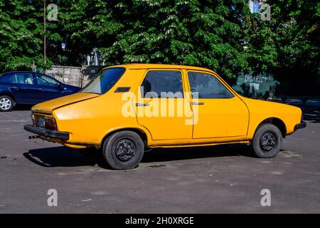 Bukarest, Rumänien - 5. Juni 2021: Altes Retro-Oldtimer Dacia 1300, das an einem sonnigen Sommertag in einer Straße geparkt wurde Stockfoto