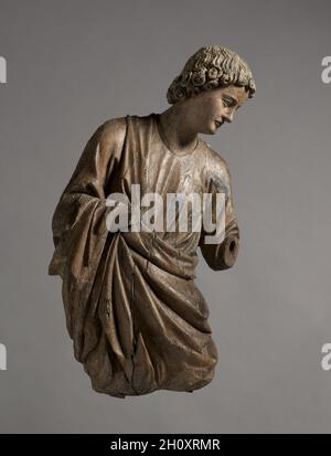 Angel, c. 1250. Frankreich, Umgebung von Reims, 13. Jahrhundert. Nussbaum mit Spuren von Vergoldung und Polychromie; insgesamt: 75 x 41.5 x 22.5 cm (29 1/2 x 16 5/16 x 8 7/8 in.). Dieses Paar von Engeln, das in fragmentarem Zustand überlebt, fehlt an Unterarmen, Händen, Flügeln und Attributen. Ihre ursprüngliche Farbe und Vergoldung, jetzt fast vollständig verloren, machten einst ihre Kleider zu einem reichen Brokat und ihre Haare zu einem üppigen Gold. Dennoch sind in ihren anmutigen Posen und erhabenen Gesichtern – die tragisches Interesse, Angst oder tiefe Besorgnis darstellen können – ihre ursprüngliche Zartheit und Macht immer noch offensichtlich. Sie verkörpern das Monumentale Stockfoto