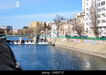 Bukarest, Rumänien, 13. Februar 2021 - kleine Brücke, alte Gebäude in der Nähe des Flusses Dambovita und klarer blauer Himmel im Zentrum von Bukarest, Rumänien, in einer s Stockfoto