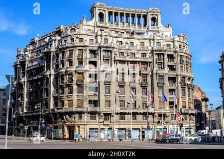 Bukarest, Rumänien, 13. Februar 2021 - Alte Gebäude Nead der Natiunile Unite Square (Piata Natiunile Unite) auf Dambovita Fluss und klaren blauen Himmel im Th Stockfoto