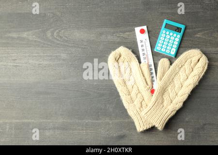 Konzept der Heizperiode auf grauem strukturiertem Hintergrund. Stockfoto