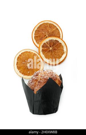 Schokoladenmuffin mit orangefarbenen Scheiben isoliert auf weißem Hintergrund. Stockfoto