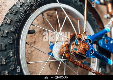 Rostige Ketten- und Radantriebsgetriebe auf einem alten Fahrrad - eine Erinnerung an die Kindheit Stockfoto