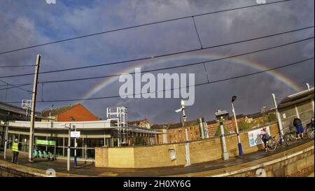 Glasgow, Schottland, Großbritannien 15. Oktober 2021. Die Ankündigung, dass Züge für den Klimagipfel cop26 in der Stadt abfuhren, sah einen Regenbogen über dem bahnhof von partick auf der Strecke zum Veranstaltungsort und eine eher passende Zierde der Bahnsteige auf der Plattform für den Klimawandel. Gerard Ferry/Alamy Live News Stockfoto