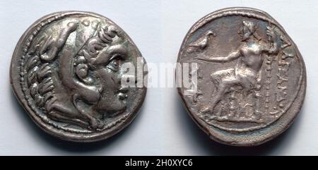 Tetradrachme: Kopf des jungen Herakles (Vorderseite); Zeus (Rückseite), 336–323 v. Chr. Griechisch, Mazedonisch, geprägt in Amphipolis (Mazedonien), Regierungszeit von Alexander III. [Dem Großen]. Silber; Durchmesser: 2.2 cm (7/8 in.). Auf dieser Münze erscheint auf der Vorderseite der Kopf eines jungen Herakles, der sein Löwenfellchen trägt, mit seinem Vater Zeus, dem König der Götter, auf der Rückseite. Für Alexander III. (Der große) projizierten Münzen wie diese Macht. So, während ihre Attribute (Löwenhaut, Adler, Zepter) Helden und gott identifizieren, die Inschrift ??????????? (Von Alexander) identifiziert den Anführer. Stockfoto