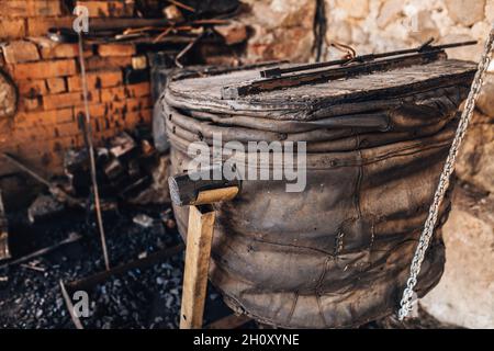 Lederfelle zum Fächern des Feuers und der Hitze im Ofen - alte Geräte und Werkzeuge aus der alten Schmiede - historische Nachstellung Stockfoto