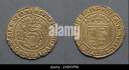 Krone der Doppelrose: Gekrönte Doppelrose (Vorderseite); gekröntes königliches Wappen (Rückseite), 1526–33. England, Henry VIII, 1509-1547. Gold; Durchmesser: 2.5 cm. Zum ersten Mal erscheint die Krone der Doppelrose. Auf diesen Münzen folgt das Motto rutilans Rosa Sine Spine, eine blendende Rose ohne Dorn, dem Namen des Königs auf der Vorderseite. Die gekrönten Initialen auf beiden Seiten der Rose sind die von Henry und seiner ersten Königin, Katherine (oder Catherine) von Aragon. Seit Henry Katherine 1533 geschieden ist, muss das Datum dieses Stückes zwischen 1526 und 1533 liegen. Es war diese Scheidung, die Stockfoto