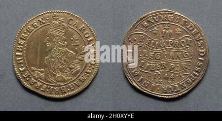 Dreifach-Unite- oder Dreipoundstück: Charles I (Vorderseite); Deklaration über die Schriftrolle (Rückseite), 1644. England, Karl I., 1625-1649. Gold; Durchmesser: 3.9 cm (1 9/16 Zoll). Ein selteneres Beispiel des Oxford Triple Unite ist dieses Stück auf einem etwas kleineren Flan oder Planchet als 1969.195 geschlagen. Bis zu seiner Gefangennahme blieb das Hauptquartier des Königs in Oxford, und das OXON unter dem Datum bezeichnet den Ort des Streikens. Der König ist auf halber Länge dargestellt und wird gekrönt. Er hält ein Schwert und einen Olivenzweig mit einer Wolke hinter sich. Auf der Rückseite ist Psalm 68, 'Lass Gott aufstehen und seine Feinde zerstreut werden.' Stockfoto