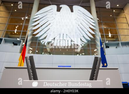 Berlin, Deutschland. Oktober 2021. Blick auf den Bundesadler und das Rednerpult im Plenarsaal des Bundestages während des Wiederaufbaus für die konstituierende Sitzung des 20. Deutschen Bundestages. Quelle: Monika Skolimowska/dpa-Zentralbild/dpa/Alamy Live News Stockfoto