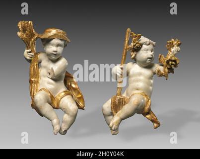 Paar- oder Putti-Statuetten: Putto als Sommer und Putto als Frühling, c. 1765. Ferdinand Tietz (Österreicher, 1708-1777). Lackiertes und vergoldetes Holz; insgesamt 13.2 x 6.6 x 5.2 cm (5 3/16 x 2 5/8 x 2 1/16 Zoll). Stockfoto