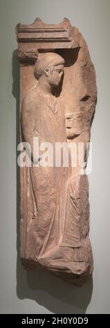 Grave Stela, 400-350 v. Chr. Griechenland, erste Hälfte des 4. Jahrhunderts v. Chr. Pentgelischem Marmor; insgesamt 128.3 cm (50 1/2 in.). Die Originalkomposition dieses attischen Grabmarkers kann im Vergleich mit der berühmten Stele von Hegeso in Athen rekonstruiert werden. Eine Magd, die einen pyxis (kleinen Behälter für persönliche Gegenstände) in ihrer linken Hand hält, nähert sich einer sitzenden Matrone, die in einem himatation (Mantel) gekleidet ist. Ein Großteil des oben genannten Sturzes fehlt. Es hätte eine Inschrift mit dem Namen des Verstorbenen enthalten. Die Stimmung ist düster und kontemplativ, ohne dass ein unverhoelter Ausdruck von Trauer vorhanden ist. Stockfoto