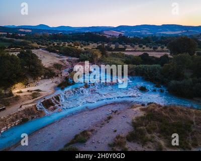 Toscane Italien August 2021, Naturheilbad mit Wasserfällen und heißen Quellen in den Saturnia Thermalbädern, Grosseto, Toskana, Italien Luftaufnahme der natürlichen Thermalwasserfälle in Saturnia Toscany Stockfoto