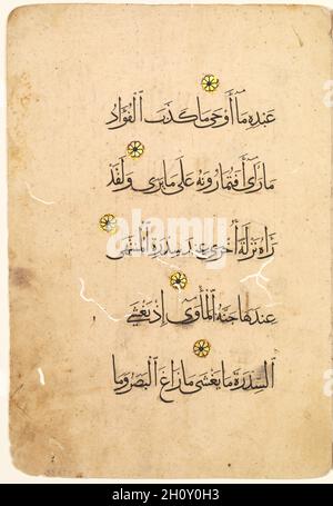 Qur'an Manuscript Folio (recto; rückseitig) [Rechte Seite von Bifolio], 1300er-1400er. Ägypten, Mamluk-Zeit (1250–1517). Tinte, Gold und Farben auf Papier; Blatt: 23.7 x 16.2 cm (9 5/16 x 6 3/8 Zoll); Textbereich: 15.4 x 8.5 cm (6 1/16 x 3 3/8 Zoll). Durch die arabische Sprache wurde der Koran dem Propheten Muhammad in den 600er Jahren offenbart. Die hier geschriebenen Verse (ayat) stammen aus dem 53. Kapitel (Sure) des Korans, auch bekannt als die Sure an-Najm, das Kapitel des Sterns. Die Bedeutung des Qur’an gibt eine Erklärung Stockfoto